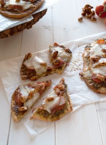Easy pizza made of naan bread and topped with pesto, prosciutto and almonds | in my Red Kitchen