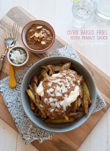 Oven baked fries with peanut sauce and mayonaise. This Dutch 'patatje oorlog' is the best! | in my Red Kitchen