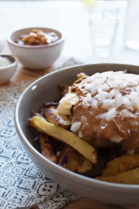 Oven baked fries with peanut sauce and mayonaise. This Dutch 'patatje oorlog' is the best! | in my Red Kitchen