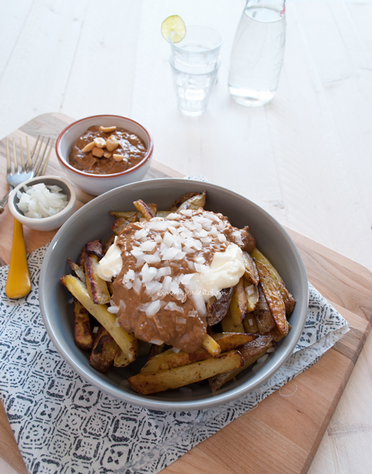 Oven baked fries with peanut sauce and mayonnaise