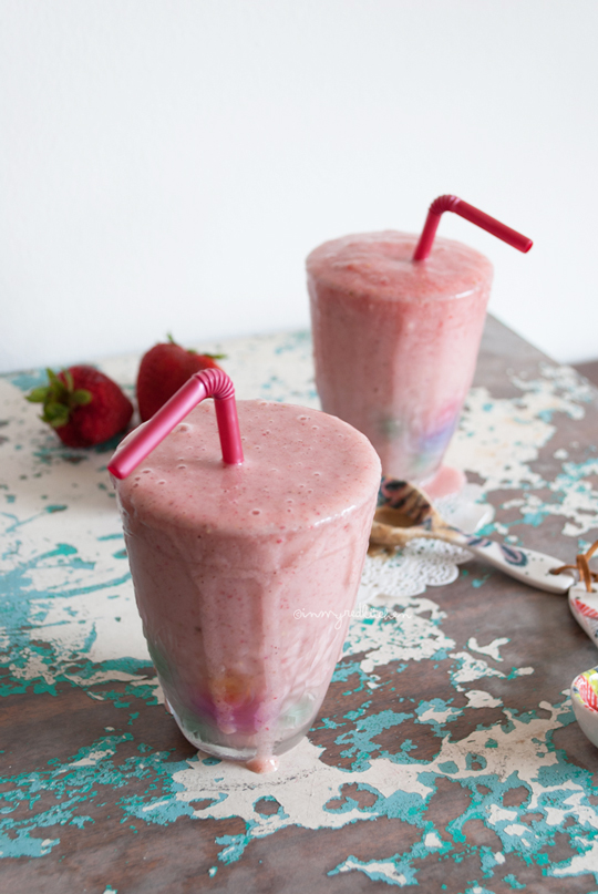 Iced strawberry almond smoothie