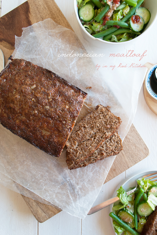 Meatloaf with an Indonesian twist, great to serve with a salad! | in my Red Kitchen