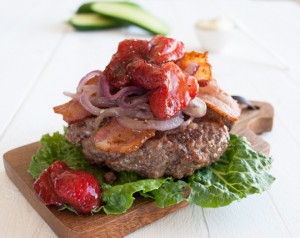 Summer burger with strawberries and bacon | in my Red Kitchen