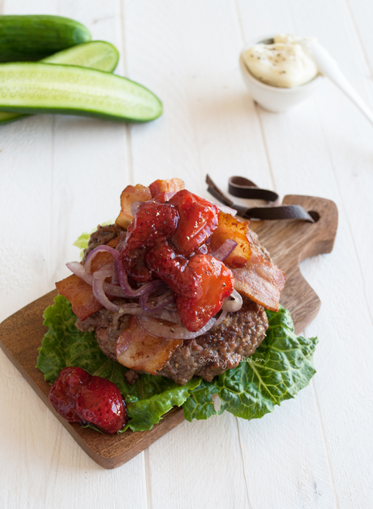 Summer burger with strawberries and bacon | in my Red Kitchen