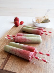 Green tea & strawberry popsicles, a great dairy free snack! | in my Red Kitchen