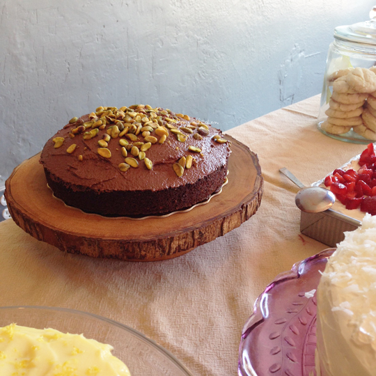 Pistachio cake with chocolate cream