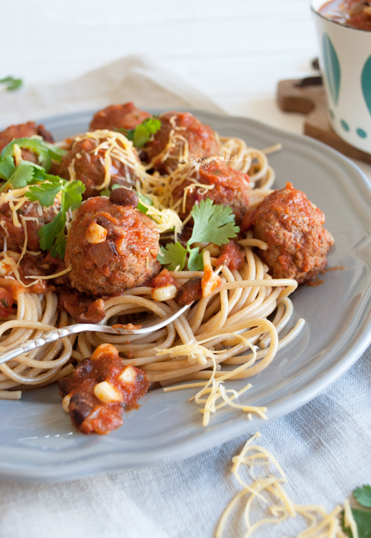 Spaghetti & meatballs - Mexican style! | in my Red Kitchen #mexican #recipe #spaghetti #meatballs