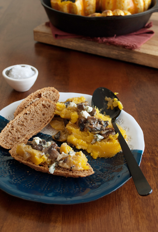 Roasted squash with gorgonzola, mushrooms and apple | in my Red Kitchen #fall #fallfood #pumpkin #squash