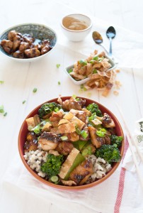 Chinese chicken & rice bowl; quick, easy and full of flavor! | in my Red Kitchen #chiciken #chinesechicken #chicken #hoisin #recipe #rice #stirfry #foodtruck #FoodTruckTuesday