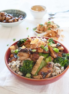 Chinese chicken & rice bowl; quick, easy and full of flavor! | in my Red Kitchen #chiciken #chinesechicken #chicken #hoisin #recipe #rice #stirfry #foodtruck #FoodTruckTuesday