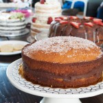 Elderflower cake with whipped chocolate ganache - perfect for spring! | in my Red Kitchen #elderflower #cake #chocolate #ganache