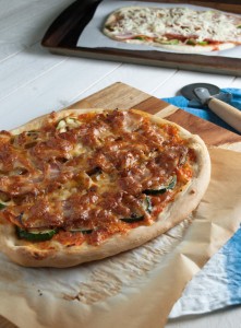 Bacon and zucchini pizza... did someone say BACON? | in my Red Kitchen #bacon #pizza #zucchini #summer #tomatosauce
