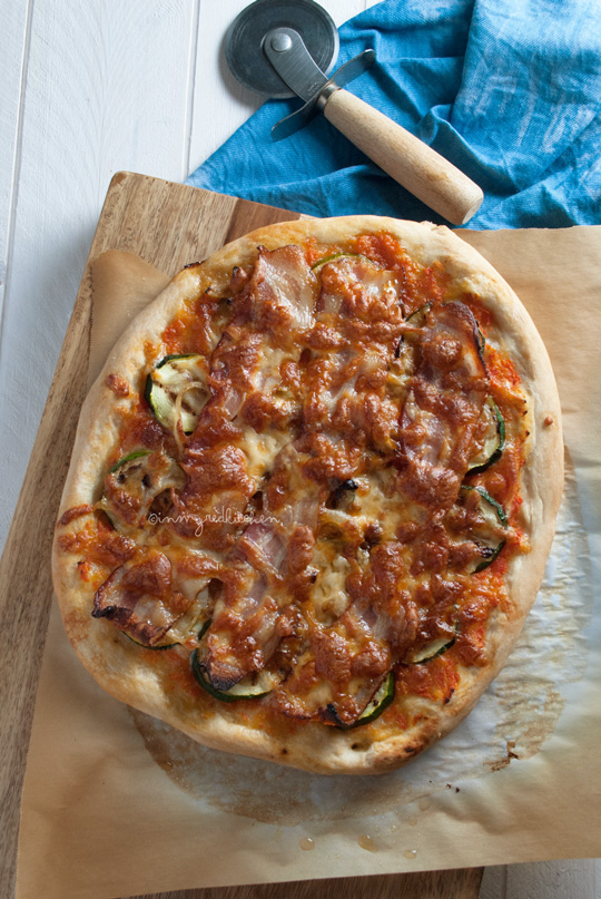 Bacon and zucchini pizza... did someone say BACON? | in my Red Kitchen #bacon #pizza #zucchini #summer #tomatosauce